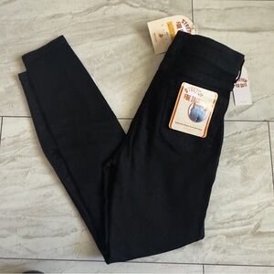 Sleek Black Jeggings with Tapered Leg and Stretch Fit